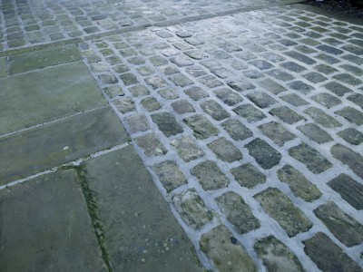 Why choose reclaimed setts for your driveway?